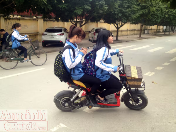 Báo động đỏ ý thức chấp hành luật giao thông của học sinh Thủ đô ảnh 2 Báo động đỏ ý thức chấp hành luật giao thông của học sinh Thủ đô ảnh 2