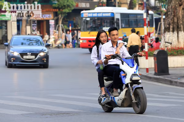 Tái diễn tình trạng không đội mũ bảo hiểm khi tham gia giao thông ảnh 10 Tái diễn tình trạng không đội mũ bảo hiểm khi tham gia giao thông ảnh 10