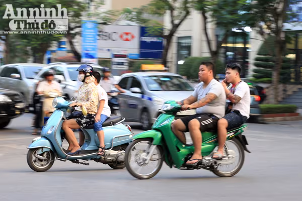 Tái diễn tình trạng không đội mũ bảo hiểm khi tham gia giao thông ảnh 4 Tái diễn tình trạng không đội mũ bảo hiểm khi tham gia giao thông ảnh 4