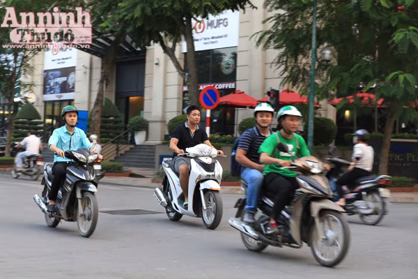 Tái diễn tình trạng không đội mũ bảo hiểm khi tham gia giao thông ảnh 3 Tái diễn tình trạng không đội mũ bảo hiểm khi tham gia giao thông ảnh 3