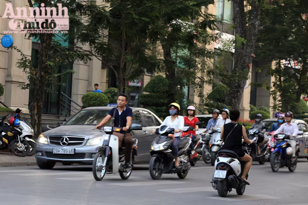 Tái diễn tình trạng không đội mũ bảo hiểm khi tham gia giao thông ảnh 2 Tái diễn tình trạng không đội mũ bảo hiểm khi tham gia giao thông ảnh 2