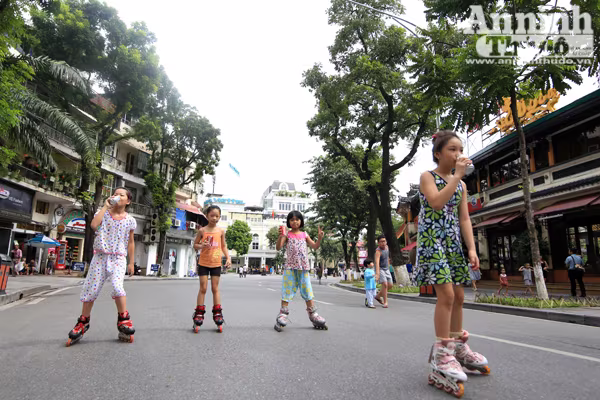 Dàn ô tô điện đồ chơi "tấn công" phố đi bộ khiến nhiều người bức xúc ảnh 4 Dàn ô tô điện đồ chơi "tấn công" phố đi bộ khiến nhiều người bức xúc ảnh 4