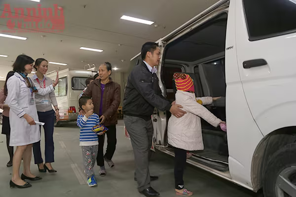 Những chuyến xe nghĩa tình đưa bệnh nhân nghèo về quê ăn Tết ảnh 9 Những chuyến xe nghĩa tình đưa bệnh nhân nghèo về quê ăn Tết ảnh 9