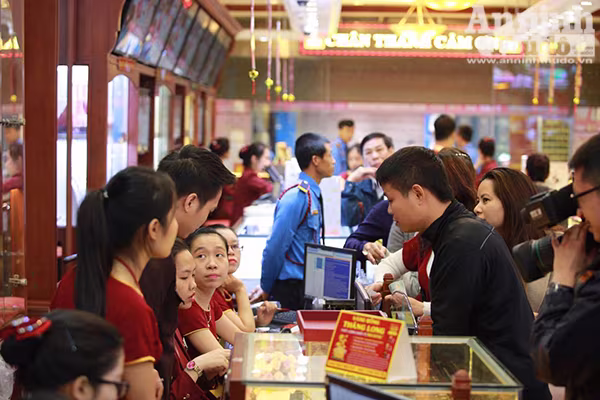 Thêm hình ảnh người Hà Nội xếp hàng mua vàng ngày vía thần tài ảnh 5