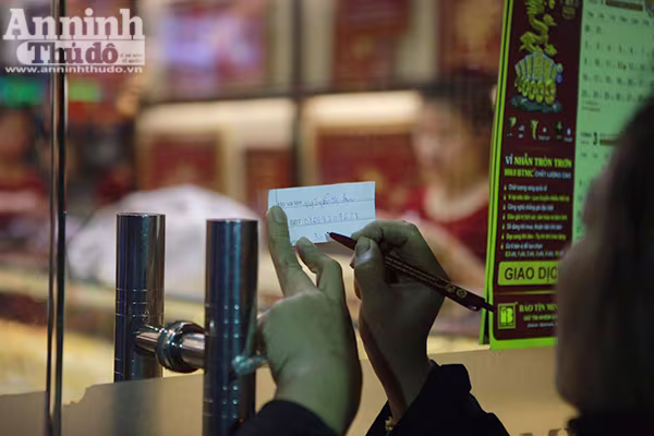 Thêm hình ảnh người Hà Nội xếp hàng mua vàng ngày vía thần tài ảnh 7