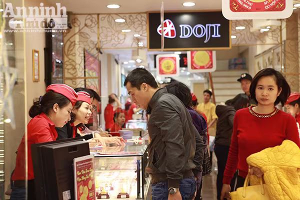 Thêm hình ảnh người Hà Nội xếp hàng mua vàng ngày vía thần tài ảnh 9