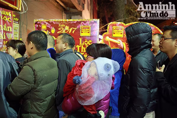 Thêm hình ảnh người Hà Nội xếp hàng mua vàng ngày vía thần tài ảnh 2