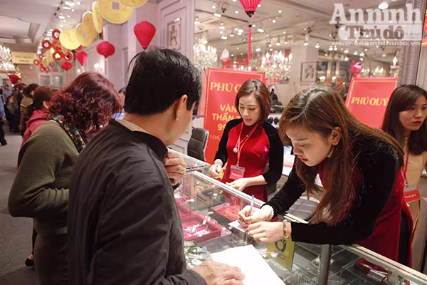 Thêm hình ảnh người Hà Nội xếp hàng mua vàng ngày vía thần tài ảnh 6