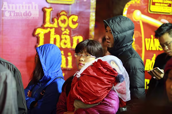 Thêm hình ảnh người Hà Nội xếp hàng mua vàng ngày vía thần tài ảnh 3