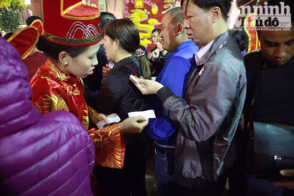 Thêm hình ảnh người Hà Nội xếp hàng mua vàng ngày vía thần tài ảnh 4