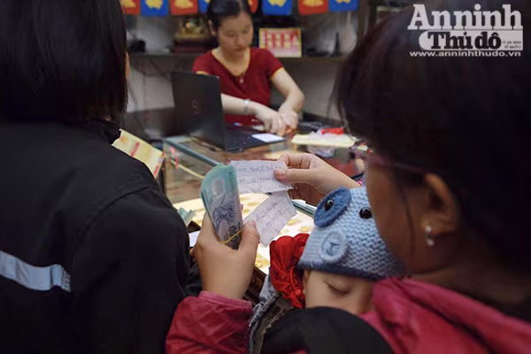 Thêm hình ảnh người Hà Nội xếp hàng mua vàng ngày vía thần tài ảnh 10