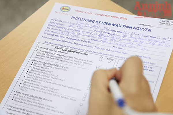 Hơn 700 cán bộ, y bác sĩ tình nguyện hiến máu  ảnh 5 Hơn 700 cán bộ, y bác sĩ tình nguyện hiến máu  ảnh 5