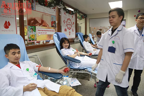 Hơn 700 cán bộ, y bác sĩ tình nguyện hiến máu  ảnh 7 Hơn 700 cán bộ, y bác sĩ tình nguyện hiến máu  ảnh 7