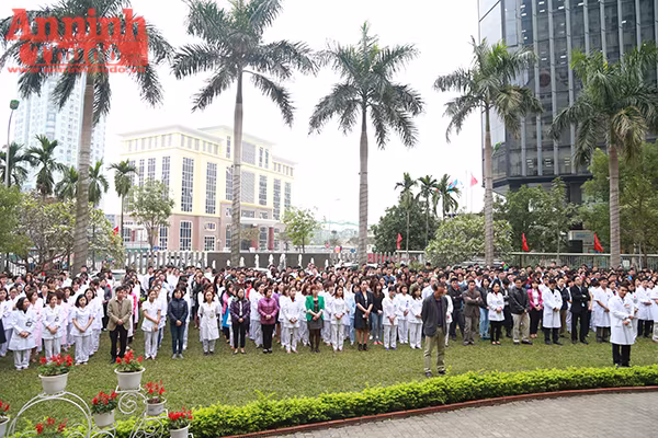 Hơn 700 cán bộ, y bác sĩ tình nguyện hiến máu  ảnh 1 Hơn 700 cán bộ, y bác sĩ tình nguyện hiến máu  ảnh 1