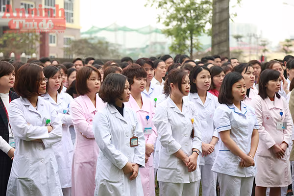 Hơn 700 cán bộ, y bác sĩ tình nguyện hiến máu  ảnh 2 Hơn 700 cán bộ, y bác sĩ tình nguyện hiến máu  ảnh 2
