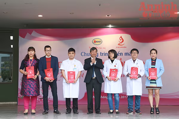 Hơn 700 cán bộ, y bác sĩ tình nguyện hiến máu  ảnh 3 Hơn 700 cán bộ, y bác sĩ tình nguyện hiến máu  ảnh 3