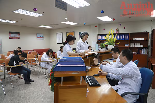 Hơn 700 cán bộ, y bác sĩ tình nguyện hiến máu  ảnh 4 Hơn 700 cán bộ, y bác sĩ tình nguyện hiến máu  ảnh 4