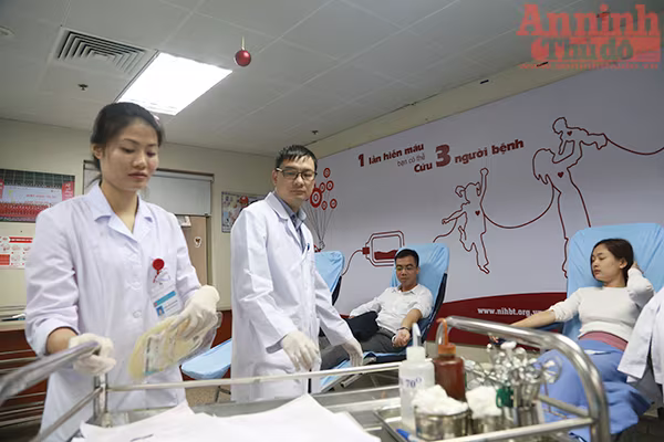 Hơn 700 cán bộ, y bác sĩ tình nguyện hiến máu  ảnh 12 Hơn 700 cán bộ, y bác sĩ tình nguyện hiến máu  ảnh 12