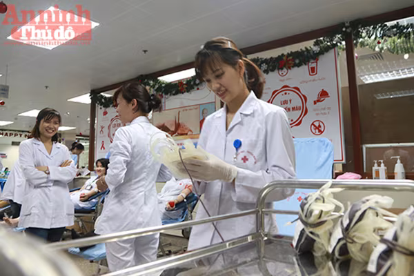 Hơn 700 cán bộ, y bác sĩ tình nguyện hiến máu  ảnh 10 Hơn 700 cán bộ, y bác sĩ tình nguyện hiến máu  ảnh 10
