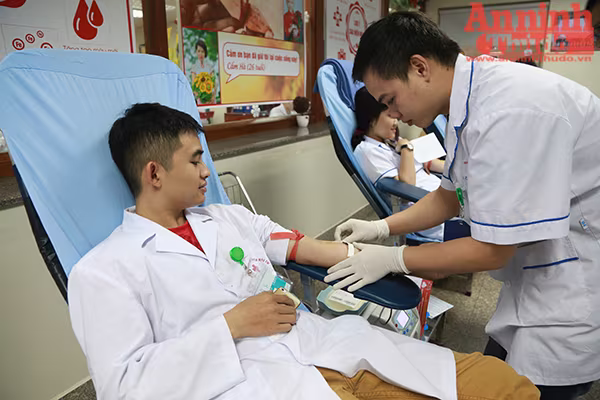 Hơn 700 cán bộ, y bác sĩ tình nguyện hiến máu  ảnh 11 Hơn 700 cán bộ, y bác sĩ tình nguyện hiến máu  ảnh 11
