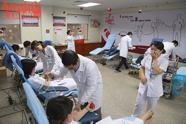 Hơn 700 cán bộ, y bác sĩ tình nguyện hiến máu  ảnh 13 Hơn 700 cán bộ, y bác sĩ tình nguyện hiến máu  ảnh 13