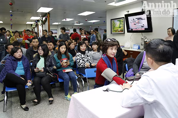 Gần 500 cựu học sinh THPT ở Hà Nội hiến máu tình nguyện ảnh 1