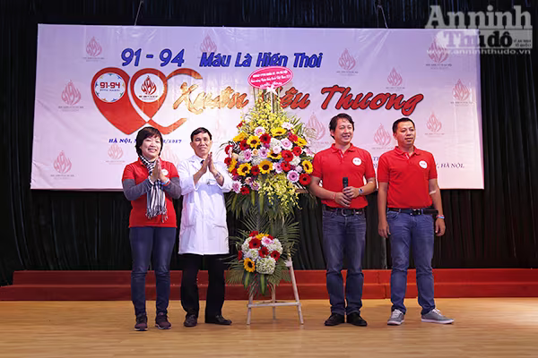 Gần 500 cựu học sinh THPT ở Hà Nội hiến máu tình nguyện ảnh 2