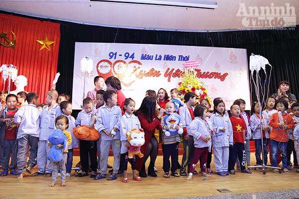 Gần 500 cựu học sinh THPT ở Hà Nội hiến máu tình nguyện ảnh 9