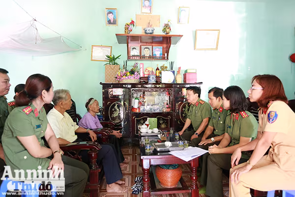 Hội phụ nữ Cụm thi đua số 7: Thăm hỏi, tặng quà thân nhân gia đình liệt sỹ ảnh 3 Hội phụ nữ Cụm thi đua số 7: Thăm hỏi, tặng quà thân nhân gia đình liệt sỹ ảnh 3
