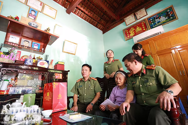 Hội phụ nữ Cụm thi đua số 7: Thăm hỏi, tặng quà thân nhân gia đình liệt sỹ ảnh 6 Hội phụ nữ Cụm thi đua số 7: Thăm hỏi, tặng quà thân nhân gia đình liệt sỹ ảnh 6