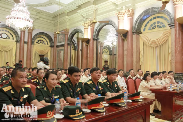 Phó Chủ tịch nước gặp mặt đoàn đại biểu lao động giỏi trong CAND và QĐND ảnh 2 Phó Chủ tịch nước gặp mặt đoàn đại biểu lao động giỏi trong CAND và QĐND ảnh 2