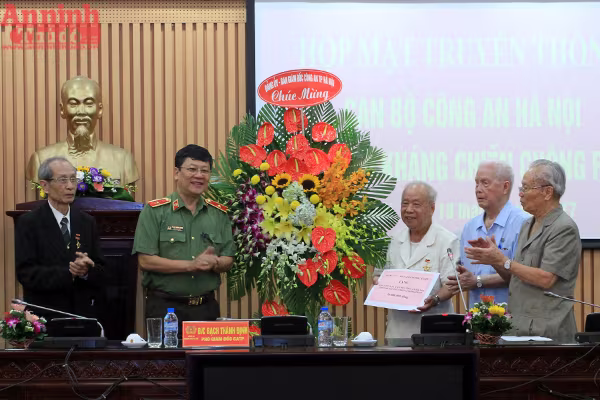 Gặp gỡ cán bộ Công an Hà Nội thời kỳ kháng chiến chống Pháp ảnh 1 Gặp gỡ cán bộ Công an Hà Nội thời kỳ kháng chiến chống Pháp ảnh 1