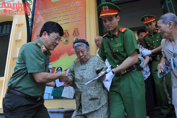 Gặp gỡ cán bộ Công an Hà Nội thời kỳ kháng chiến chống Pháp ảnh 6 Gặp gỡ cán bộ Công an Hà Nội thời kỳ kháng chiến chống Pháp ảnh 6
