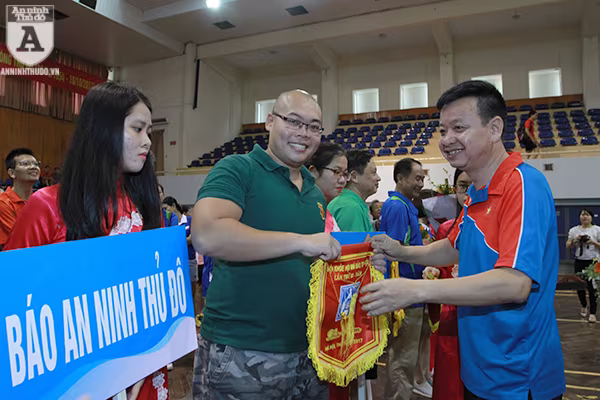 Sôi động màn thi kéo co tại Hội khỏe Hội Nhà báo TP Hà Nội 2017 ảnh 4 Sôi động màn thi kéo co tại Hội khỏe Hội Nhà báo TP Hà Nội 2017 ảnh 4