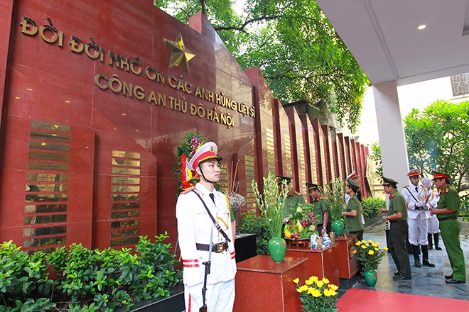 Tri ân, tưởng nhớ các Anh hùng liệt sỹ Công an Thủ đô ảnh 6 Tri ân, tưởng nhớ các Anh hùng liệt sỹ Công an Thủ đô ảnh 6