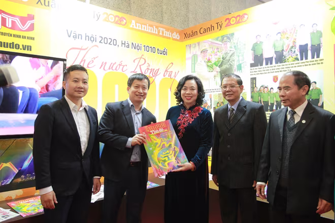 Phó Bí thư Thường trực Thành ủy Hà Nội Ngô Thị Thanh Hằng đánh giá cao ấn phẩm báo Xuân An ninh Thủ đô ảnh 2