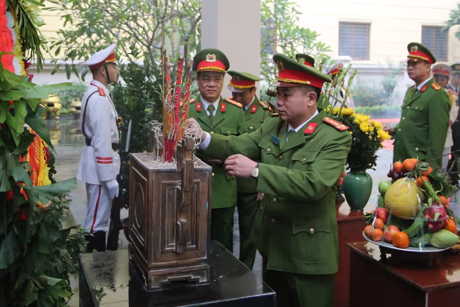 Trang nghiêm lễ gắn biển Liệt sĩ, Đại úy Phạm Công Huy ảnh 4 Trang nghiêm lễ gắn biển Liệt sĩ, Đại úy Phạm Công Huy ảnh 4