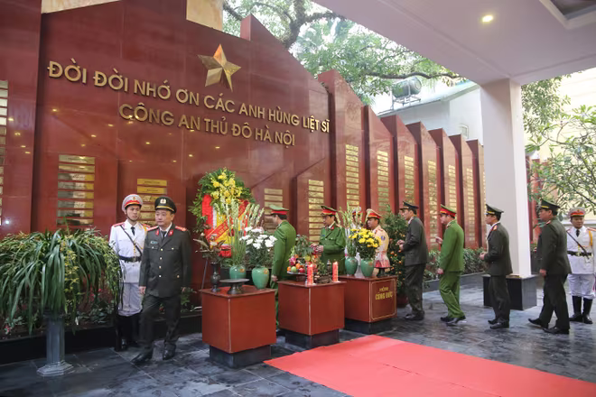 Trang nghiêm lễ gắn biển Liệt sĩ, Đại úy Phạm Công Huy ảnh 5 Trang nghiêm lễ gắn biển Liệt sĩ, Đại úy Phạm Công Huy ảnh 5