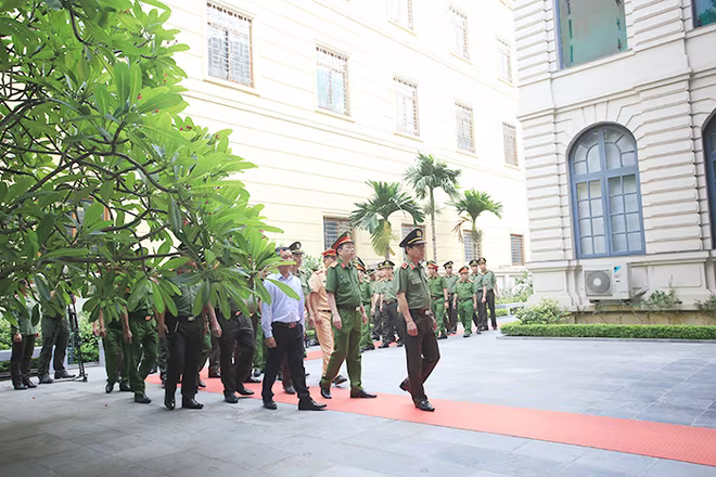 Công an Hà Nội dâng hương, tri ân các Anh hùng liệt sỹ ảnh 2 Công an Hà Nội dâng hương, tri ân các Anh hùng liệt sỹ ảnh 2