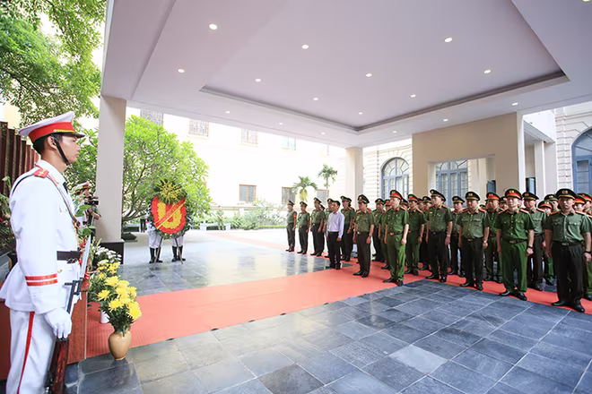 Công an Hà Nội dâng hương, tri ân các Anh hùng liệt sỹ ảnh 6 Công an Hà Nội dâng hương, tri ân các Anh hùng liệt sỹ ảnh 6