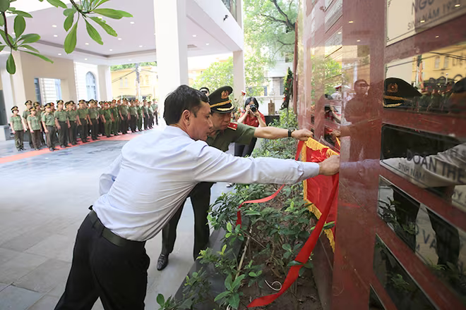 Công an Hà Nội dâng hương, tri ân các Anh hùng liệt sỹ ảnh 7 Công an Hà Nội dâng hương, tri ân các Anh hùng liệt sỹ ảnh 7
