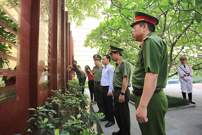 Công an Hà Nội dâng hương, tri ân các Anh hùng liệt sỹ ảnh 8 Công an Hà Nội dâng hương, tri ân các Anh hùng liệt sỹ ảnh 8