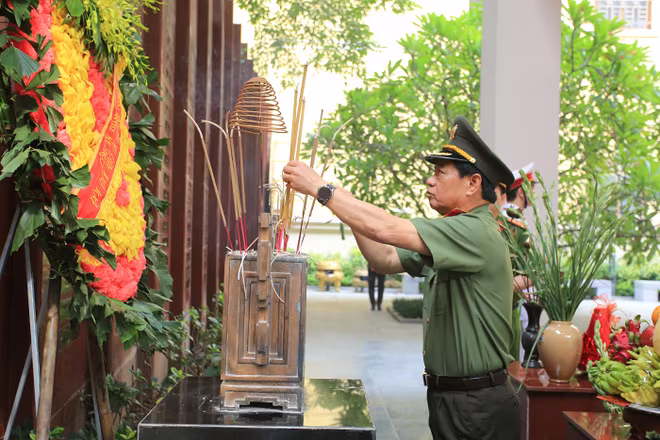 Công an Hà Nội dâng hương, tri ân các Anh hùng liệt sỹ ảnh 4 Công an Hà Nội dâng hương, tri ân các Anh hùng liệt sỹ ảnh 4