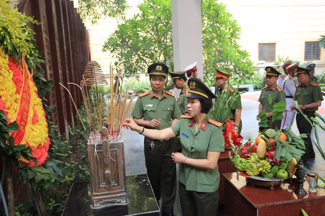 Công an Hà Nội dâng hương, tri ân các Anh hùng liệt sỹ ảnh 5 Công an Hà Nội dâng hương, tri ân các Anh hùng liệt sỹ ảnh 5