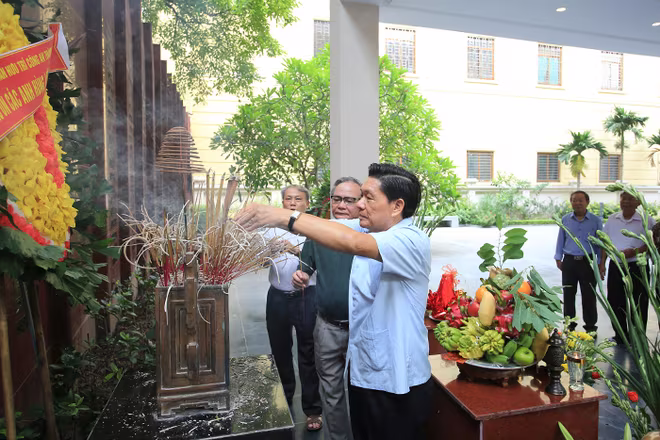 CLB sỹ quan hưu trí Công an Thủ đô dâng hương tri ân Anh hùng liệt sĩ ảnh 1 CLB sỹ quan hưu trí Công an Thủ đô dâng hương tri ân Anh hùng liệt sĩ ảnh 1