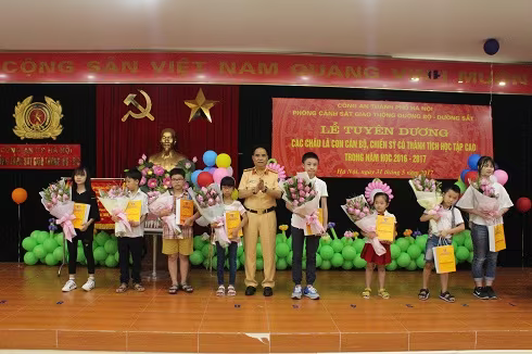 Động viên tinh thần học tập của con em cán bộ chiến sỹ ảnh 1 Động viên tinh thần học tập của con em cán bộ chiến sỹ ảnh 1