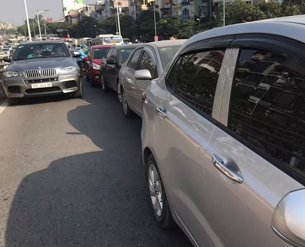 Theo thông tin ban đầu của người dân có mặt tại hiện trường, một vụ tai nạn liên hoàn đã xảy ra giữa 4 xe hơi đang lưu thông cùng chiều. Theo thông tin ban đầu của người dân có mặt tại hiện trường, một vụ tai nạn liên hoàn đã xảy ra giữa 4 xe hơi đang lưu thông cùng chiều.