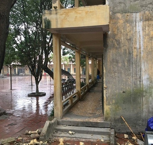 Khẩn trương gia cố những khu vực nguy hiểm tại trường học bị sập lan can ảnh 1 Khẩn trương gia cố những khu vực nguy hiểm tại trường học bị sập lan can ảnh 1