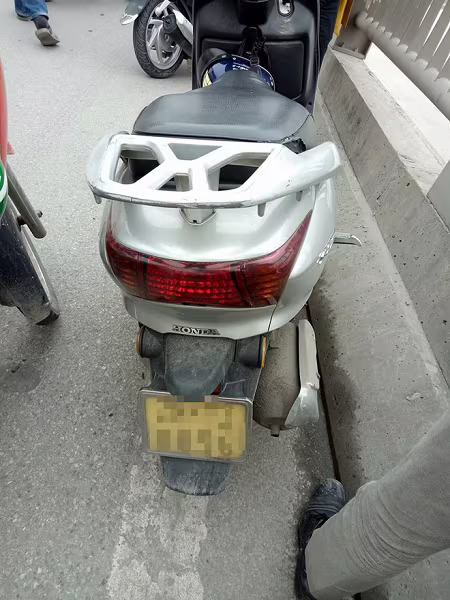 Bỏ lại xe máy người đàn ông nhảy cầu Vĩnh Tuy tự tử ảnh 1