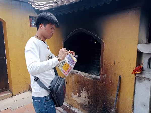 Một số người đi chùa chỉ đốt một ít vàng mã
